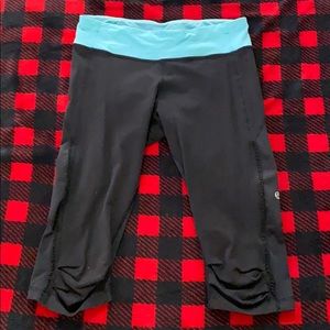 Lululemon cropped black gathered leggings.